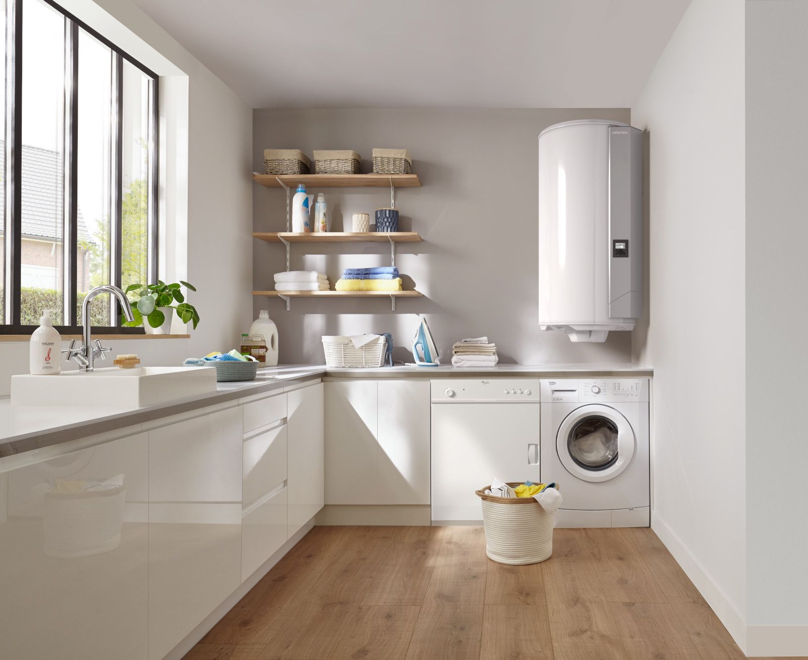 Calypso connecté Split Inverter vertical mural 100L par Atlantic